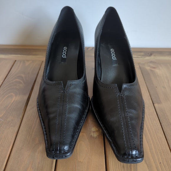 Ecco Black Leather Pointed Toe Low Heels - Picture 9 of 13
